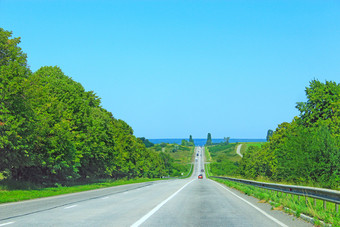 高速公路远走了高速路沥青路与分带和自然风景国旅行<strong>目的地</strong>旅程旅行概念沥青路与分带和风景国旅行概念