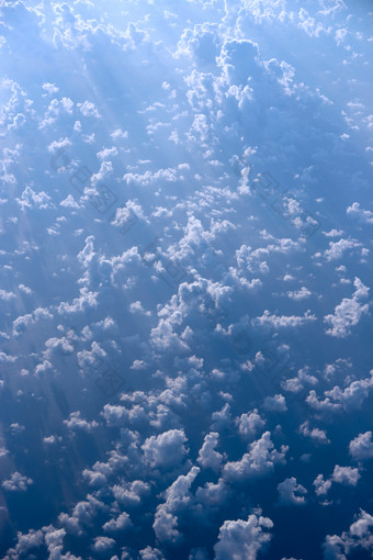 飞行在云美妙的全景从窗口飞机与白色云飞行在白色云白色云下面美丽的全景与天堂飞行在云美妙的全景从窗口飞机与白色云