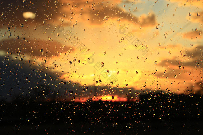 雨外窗口背景日落雨滴玻璃在雨日落外窗口在下雨明亮的纹理水滴雨外窗口日落背景水滴玻璃在下雨