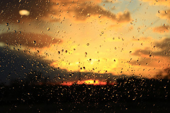 雨外窗口背景日落雨滴玻璃在雨日落外窗口在下雨明亮的纹理水滴雨外窗口日落背景水滴玻璃在下雨