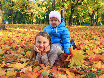 年轻的漂亮的姐妹躺黄色的叶子秋天公园小蔡尔兹与秋天叶子小女孩秋天森林秋天的情绪秋天的走快乐童年学校时间年轻的漂亮的姐妹躺黄色的叶子秋天公园快乐童年