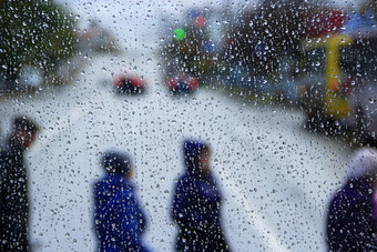 雨外窗口背景<strong>城市生活</strong>滴水下降玻璃在雨路人通过街雨滴水除了窗口玻璃在下雨雨<strong>城市</strong>路人通过街雨水滴玻璃在下雨