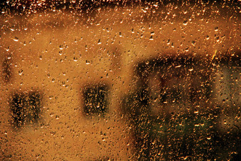 雨外窗口背景高楼房子滴水下降玻璃在雨滴水除了窗口玻璃在下雨雨外窗口高楼背景水滴玻璃在下雨