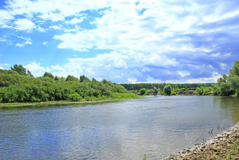 景观与河<strong>夏天</strong>河景观与白色云美丽的<strong>夏天</strong>景观旅行概念假期概念<strong>夏天</strong>假期景观与河<strong>夏天</strong>河景观与白色云