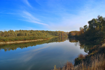 <strong>秋</strong>天景观树是反映了水表面河黄色的<strong>叶子</strong>下降湖水风景<strong>秋</strong>天<strong>秋</strong>天的全景与河好<strong>秋</strong>天天气<strong>秋</strong>天景观干<strong>叶子秋</strong>天水表面河