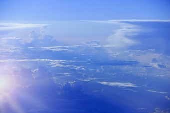 美妙的视图从窗口飞机太阳闪亮的在云云照亮射线太阳美丽的白色云与阳光明媚的射线景观与太阳和天空天堂全景美丽的白色云与阳光明媚的射线景观与太阳和天空