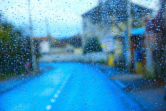 雨外窗口城市背景滴水下降玻璃在雨滴水除了窗口玻璃在下雨雨城市雨外窗口城市背景水滴玻璃在下雨