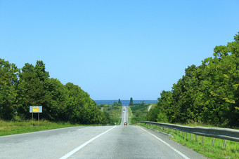 高速公路远走了高速路沥青路与分带与树和<strong>灌木</strong>国旅行目的地旅程旅行概念沥青路与分带与树和<strong>灌木</strong>国旅行概念