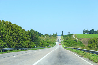 高速公路远走了高速路沥青路与分带与树和灌木国旅行目的地旅程旅行概念沥青路与分带与树国旅行目的地旅程