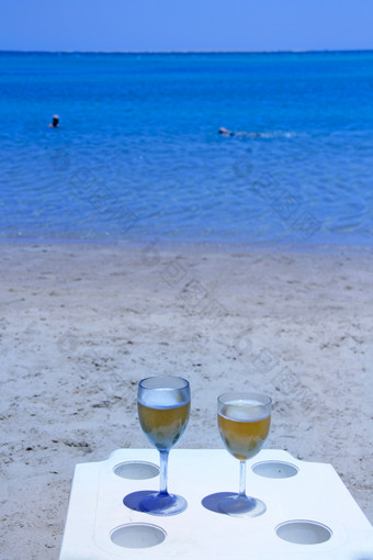 两个眼镜啤酒海冷冻啤酒酒杯吧表格度假胜地海洋海岸享受热带休息两个眼镜啤酒海滩冷冻含酒精的喝休息温暖的海两个眼镜啤酒海冷冻啤酒眼镜表格海岸