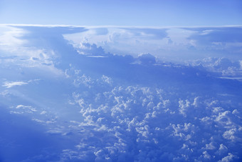 美丽的白色云蓝色的天空白色云夏天天空天体全景天空景观与云蓝色的天空与白色云飞行在云