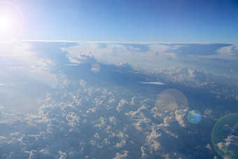 美丽的白色云蓝色的天空白色云夏天天空天体全景天空景观与云阳光明媚的射线照亮以上白色云蓝色的天空与白色云飞行在云天体深渊