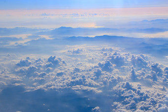 美丽的白色云蓝色的<strong>天空</strong>白色云夏天<strong>天空</strong>天体全景<strong>天空</strong>景观与云阳光明媚的射线照亮以上白色云蓝色的<strong>天空</strong>与白色云飞行在云天体深渊