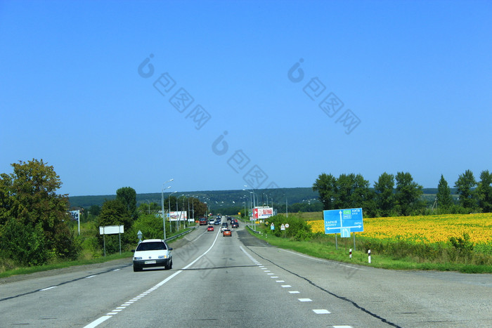 车会高速公路高速路沥青路与分带与树和灌木国旅行目的地旅程旅行概念车会高速公路旅行目的地旅程
