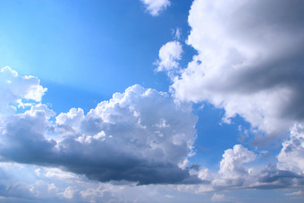 美丽的白色云蓝色的天空背景<strong>天上</strong>的全景蓝色的天空和白色云<strong>天上</strong>的全景