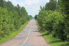 杂草丛生的高速公路路与密集的植被国空高速公路自然夏天景观与沥青路和绿色路边空高速公路沥青路景观与沥青路和绿色路边空高速公路沥青路