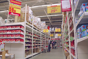 买家超市糖果部门人选择货物超市堆放货架上与糖果超市糖果货架上超市糖果货架上超市人选择货物超市