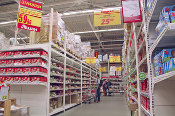 <strong>买家</strong>超市糖果部门人选择货物超市堆放货架上与糖果超市糖果货架上超市糖果货架上超市人选择货物超市