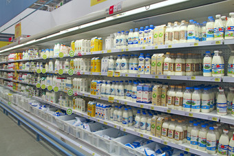 牛奶和其他人乳制品生产<strong>货架</strong>上商店商店乳制品产品宽选择乳白色的货物大乳白色的商店乳制品部门超市宽分类牛奶超市大乳白色的商店宽分类牛奶超市商店乳制品产品