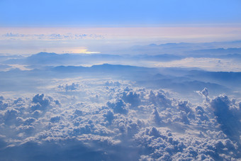 飞行以上云美妙的全景从窗口飞机与白色云飞行在白色云白色云下面美丽的全景与天堂飞行以上云美妙的全景从窗口飞机与白色云