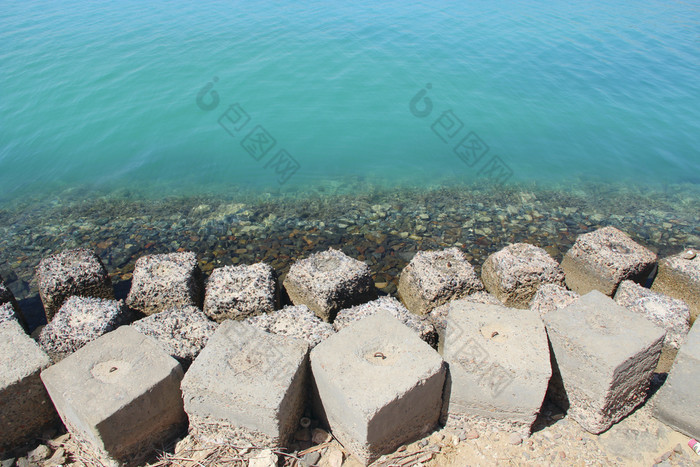 大广场石头防波堤海滨红色的海海边使石头和混凝土板大广场石头防波堤海滨红色的海