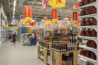 人选择从宽分类含酒精的饮料货架上超市含酒精的饮料超市人选择从宽分类含酒精的饮料货架上超市