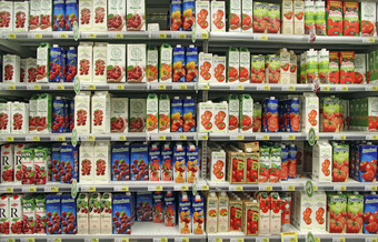 宽范围果汁超市货架上自然果汁货架上商店不同的水果果汁货架上超市各种各样的汁纸包不同的水果果汁货架上超市各种各样的汁纸包