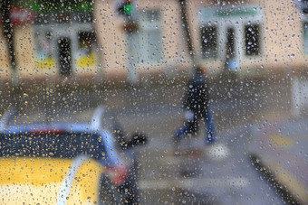 雨外窗口背景城市生活滴水下降玻璃在雨路人通过街雨滴水除了窗口玻璃在下雨雨城市水滴玻璃在下雨路人通过街雨