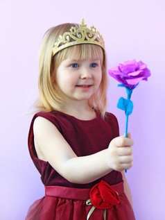 小女孩皇冠给花小公主与粉红色的花可爱的女孩与皇冠头提供粉红色的玫瑰孩子美丽的衣服微笑可爱的女孩与皇冠头提供粉红色的玫瑰童美丽的衣服微笑