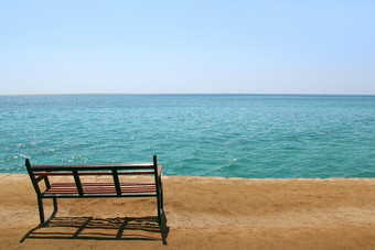 空板凳上站桑迪海滨附近海热带景观板凳上站附近海异国情调的放松假期概念的地方为放松假期海空板凳上附近海热带景观的地方为放松