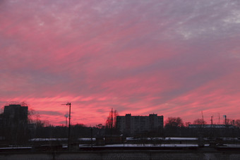 红色的日落以上多层房子晚上城市景观城市景观黄昏小镇《暮光之城》与朱砂日落大粉红色的云以上晚上城市红色的日落以上多层房子大粉红色的云以上晚上城市