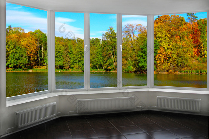 房间与窗口与视图秋天森林和湖秋天的景观与湖森林全景视图自然从房间窗口视图从窗口彩色的秋天树房间与窗口与视图秋天森林和湖秋天的景观