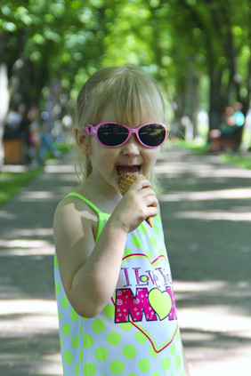 小女孩吃冰奶油城市公园婴儿女孩太阳镜吃冰淇淋夏天公园小女孩吃冰奶油城市公园