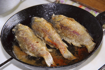 三个炸鲫鱼锅烹饪炸鱼河鱼烹饪锅美味的炸食物三个炸鲫鱼锅烹饪炸鱼
