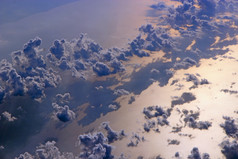 美丽的天堂全景从以上黑暗云移动以上水表面海景观与太阳反映了海表面影子云水表面海视图从飞机影子云水表面海视图从飞机