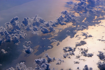 美丽的天堂全景从以上黑暗云移动以上水表面海景观与太阳反映了海表面影子云水表面海视图从飞机影子云水表面海视图从飞机