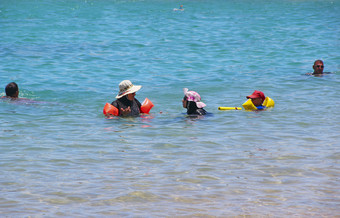 人放松海游客游泳红色的海在假期女人享受放松海女人帽子享受太阳自由和生活旅行假期女人享受夏天假期人放松海游客游泳红色的海在假期