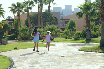 快乐姐妹运行小径热带度假胜地孩子们棕榈公园快乐的女孩运行路径在日期手掌快乐姐妹运行小径热带度假胜地
