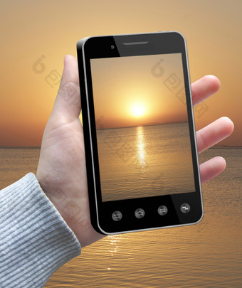 现代智能手机与图像日落以上海屏幕手移动电话与自然图像显示人类手现代通信现代智能手机与图像日落以上海屏幕手