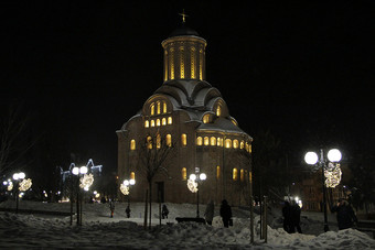 美丽的皮亚特尼茨卡娅教堂切照亮晚上教堂与照亮窗户晚上时间冬天照明城市公园在新一年假期美丽的皮亚特尼茨卡娅教堂切照亮晚上