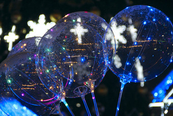 透明的气球与闪亮的灯新一年聚会，派对圣诞节和新一年rsquo冬天假期灯加兰灯玩具透明的气球与闪亮的灯新一年聚会，派对