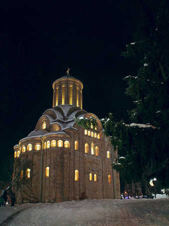 教堂照亮黄色的灯窗户晚上教堂与照亮窗户晚上时间冬天照明城市公园在新一年假期教堂照亮黄色的灯窗户晚上