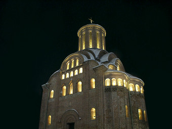 美丽的皮亚特尼茨卡娅教堂切照亮晚上教堂与照亮窗户晚上时间冬天照明城市公园在新一年假期美丽的教堂照亮黄色的灯窗户晚上
