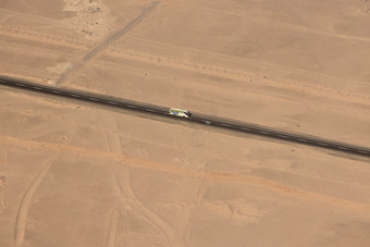 视图从窗口飞机道路沙漠空中视图公共汽车旅行沿着高速公路沙漠空中视图高速公路路沙漠路旅行旅行冒险高速公路穿越通过桑迪土地空中视图高速公路路沙漠路旅行旅行冒险
