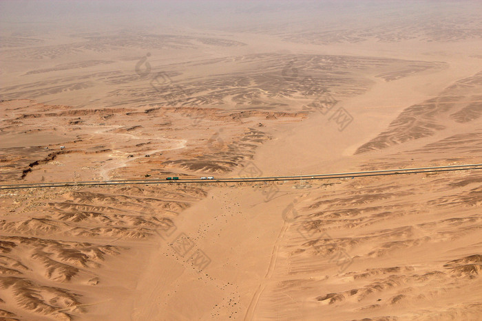 美丽的视图到沥青路野生桑迪土地沙漠空中风景视图高速公路通过通过沙漠无人机拍摄从以上沙漠景观与高速公路美丽的视图到沥青路野生桑迪土地沙漠无人机拍摄