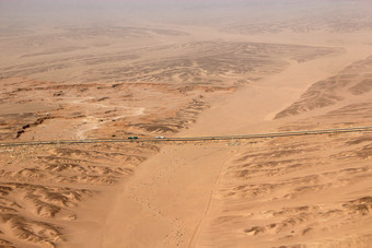 美丽的视图到沥青路野生桑迪土地沙漠空中风景视图高速公路通过通过沙漠<strong>无人机拍摄</strong>从以上沙漠景观与高速公路美丽的视图到沥青路野生桑迪土地沙漠<strong>无人机拍摄</strong>
