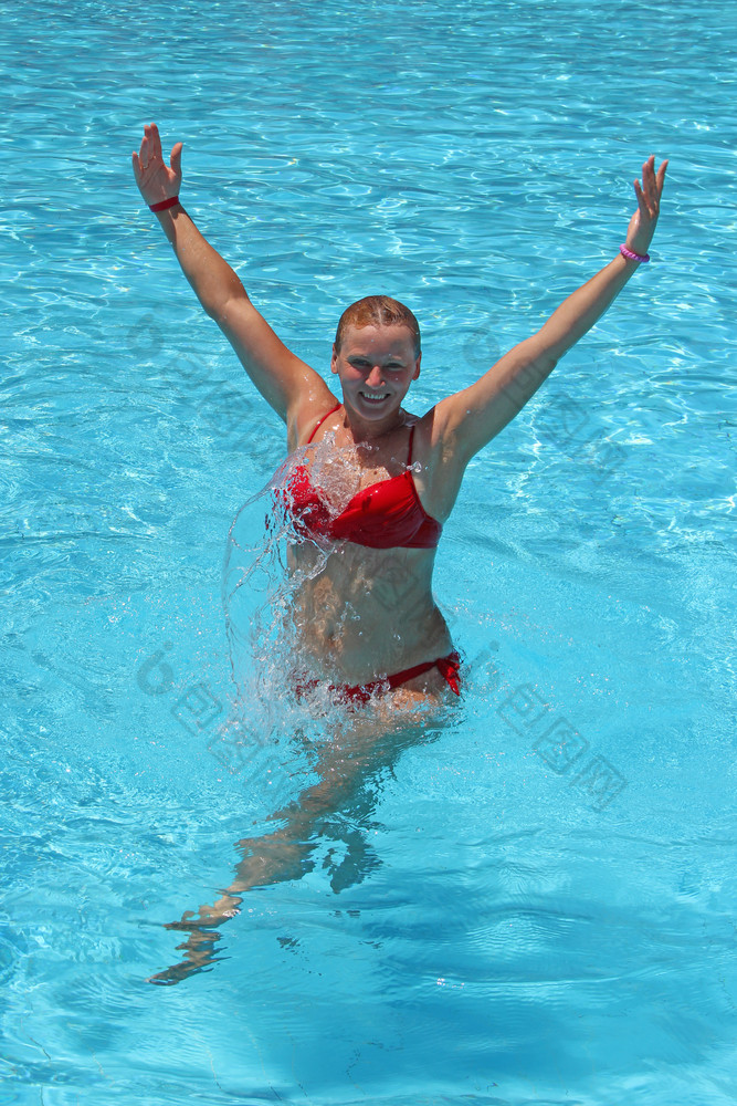 有吸引力的女人放松和游泳池在假期快乐女孩年轻的女人享受夏天假期夏天假期热带度假胜地女人休息游泳池有吸引力的女人放松和游泳池在假期