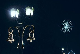 明亮的灯笼黑暗假期花环新一年圣诞节灯晚上街城市灯笼照明形状小钟明亮的灯笼黑暗假期花环新一年