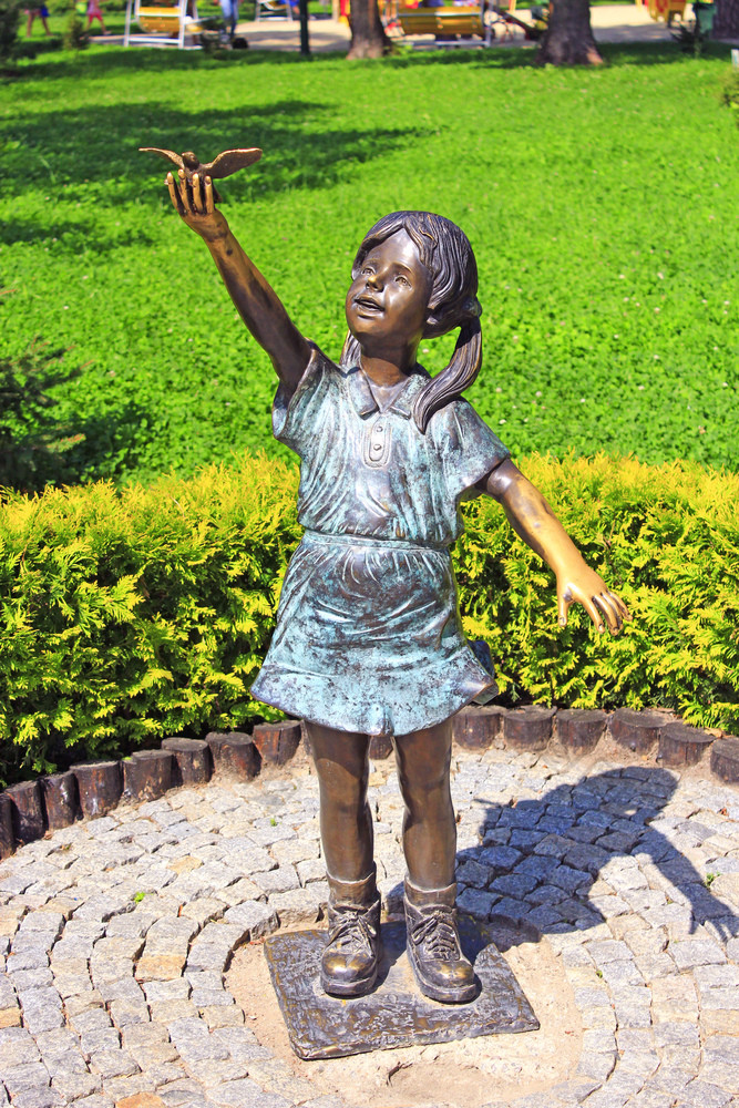 青铜雕塑小女孩提高手城市公园纪念碑小女孩公园哈尔科夫城市青铜雕塑小女孩提高手城市公园