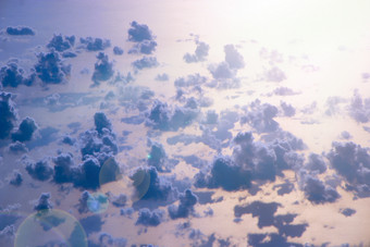 美丽的视图从窗口飞机飞行在云和海表面自然全景与云白色云移动以上水表面海景观与太阳反映了海表面美丽的视图从窗口飞机飞行在云和海表面